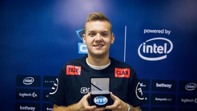 战斗歌曲开始了！单王被狼X战神Jax锁定。团队战是1对3。双方进入最后一轮